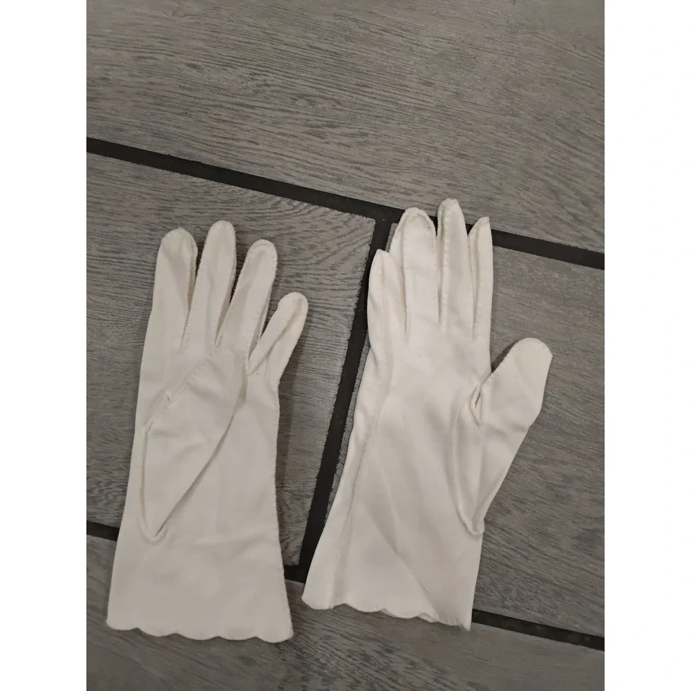 Vintage White Dress Gloves Embroidered Floral Scalloped Hem Formal Wedding Tea